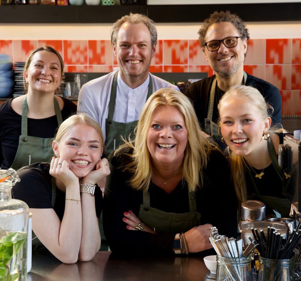vriendelijke professionele glimlachende teamleden